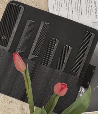 Varis karbonové hřebeny nově na e-shopu 🖤 V kategorii ,,pro kadeřníky” nyní na e-shopu nejdete tuto sadu 6ks hřebenů. S...