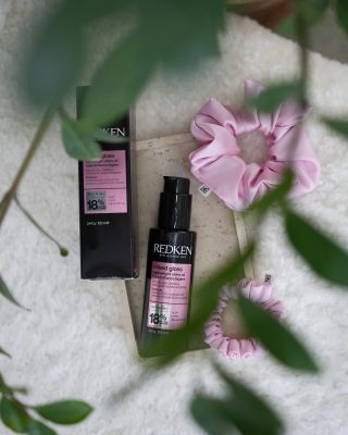 Naked Gloss lehký olej Lehký pocit na vlasech - lehký olej se vstřebává do vlasů bez zatížení a zanechává přirozený pocit....