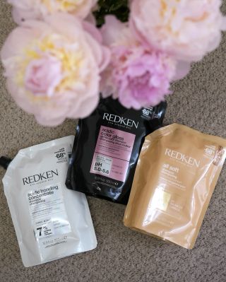 Redken refills 500ml ♻️ Žhavou novinkou tohoto léta jsou náhradní náplně pro tři nejoblíbenější šampony, kterými šetříte...