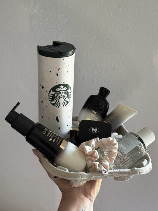 Letní must have? ☀️ Pořádná péče na vlasy, která je udrží v kondici i navzdory sluníčku a moři. 🌊 Řada Gold Lust od Oribe...